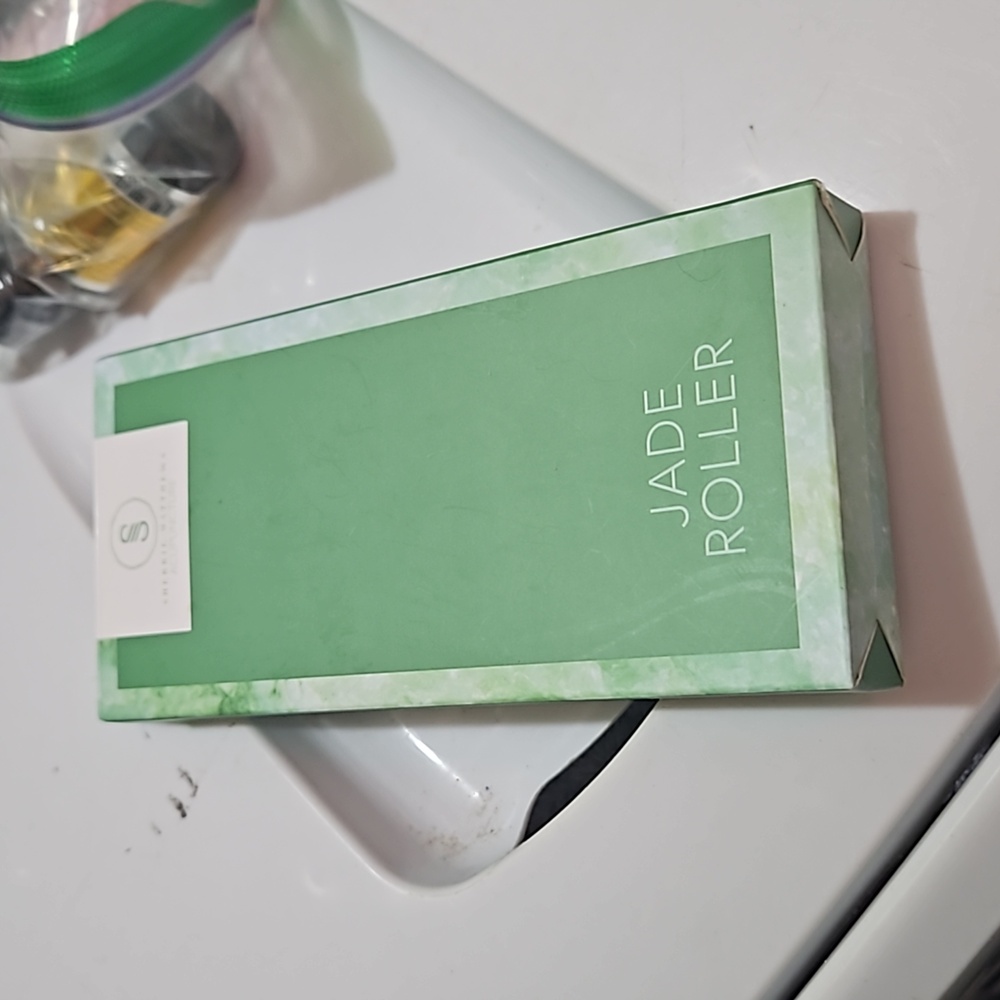 NEW NIB Sherrie Matthews Acupuncture Jade Stone Roller  💚 AUTHENTIC